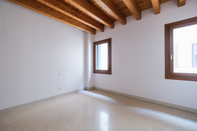 Nel cuore del centro storico di Vicenza, a pochi passi dal Duomo e all’interno della ZTL, proponi...