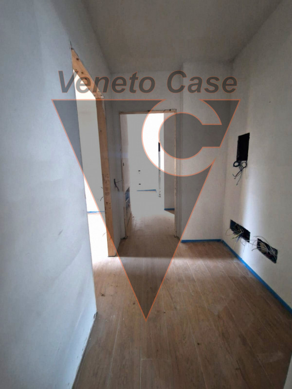 Scoprite questo affascinante appartamento di circa 110 mq situato a Padova, una delle città più s...