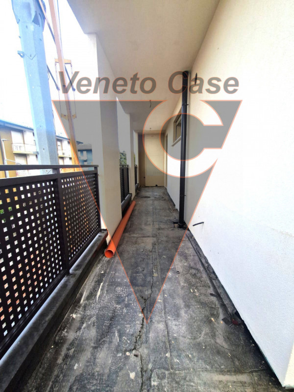 Scoprite questo affascinante appartamento di circa 110 mq situato a Padova, una delle città più s...