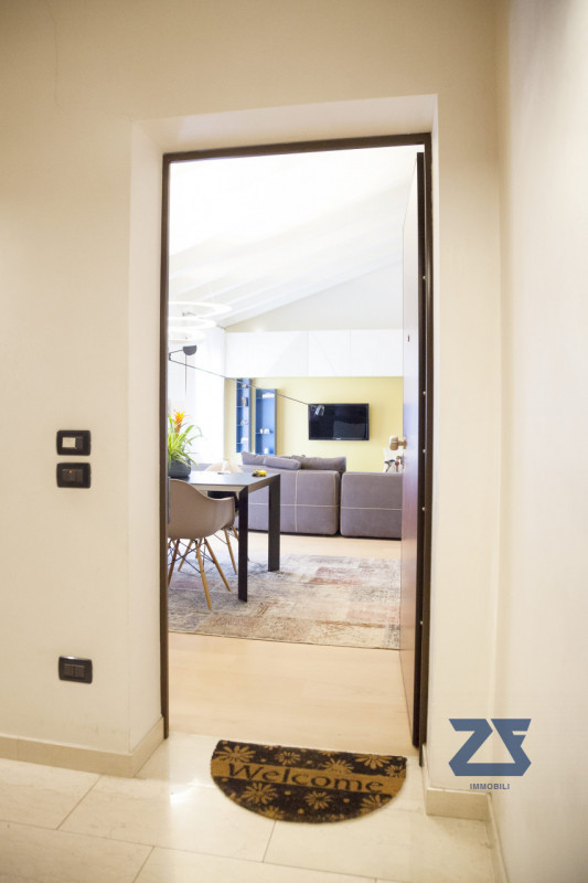 Elegante attico a due passi dal centro storico composto da un'ampia zona giorno luminosa e accogl...