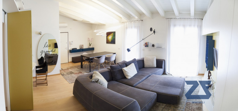 Elegante attico a due passi dal centro storico composto da un'ampia zona giorno luminosa e accogl...