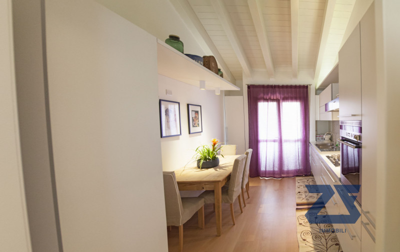 Elegante attico a due passi dal centro storico composto da un'ampia zona giorno luminosa e accogl...