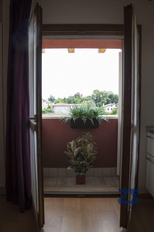 Elegante attico a due passi dal centro storico composto da un'ampia zona giorno luminosa e accogl...