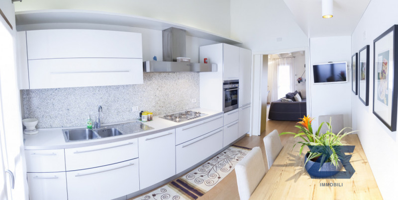 Elegante attico a due passi dal centro storico composto da un'ampia zona giorno luminosa e accogl...