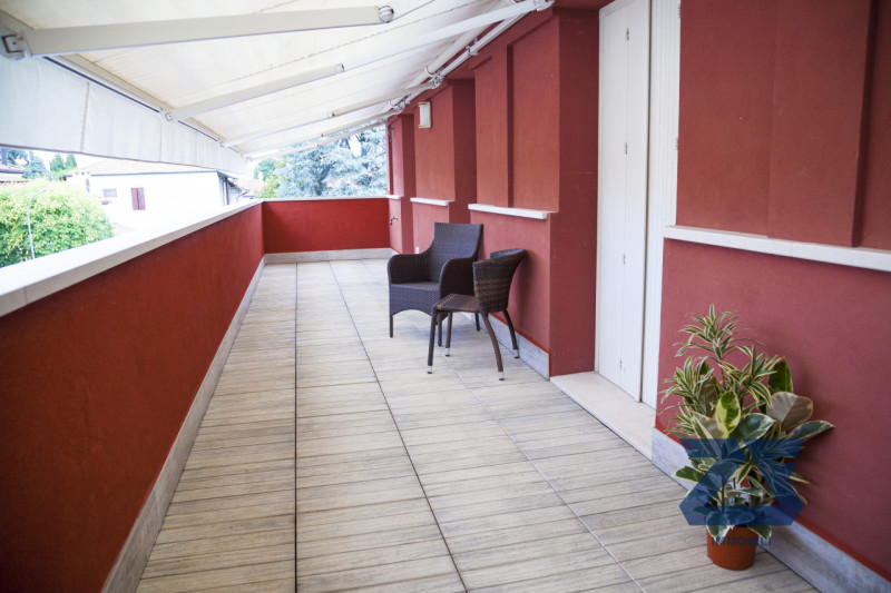 Elegante attico a due passi dal centro storico composto da un'ampia zona giorno luminosa e accogl...