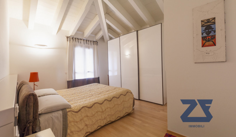 Elegante attico a due passi dal centro storico composto da un'ampia zona giorno luminosa e accogl...