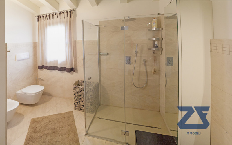 Elegante attico a due passi dal centro storico composto da un'ampia zona giorno luminosa e accogl...