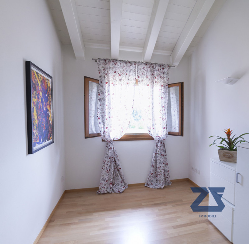 Elegante attico a due passi dal centro storico composto da un'ampia zona giorno luminosa e accogl...