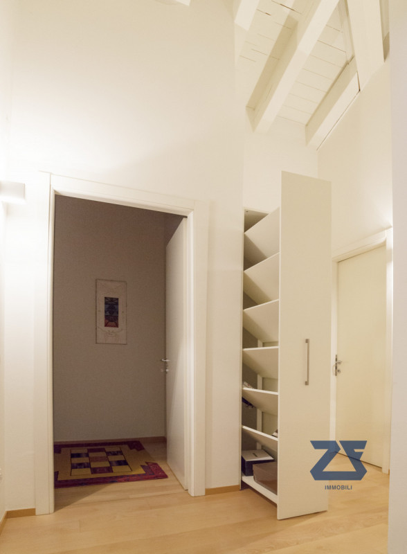 Elegante attico a due passi dal centro storico composto da un'ampia zona giorno luminosa e accogl...