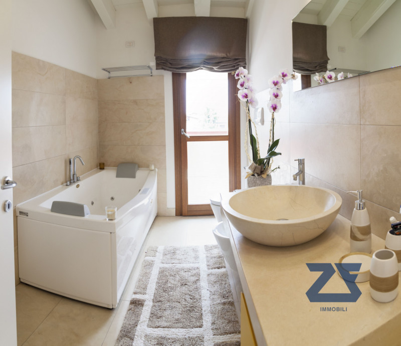 Elegante attico a due passi dal centro storico composto da un'ampia zona giorno luminosa e accogl...