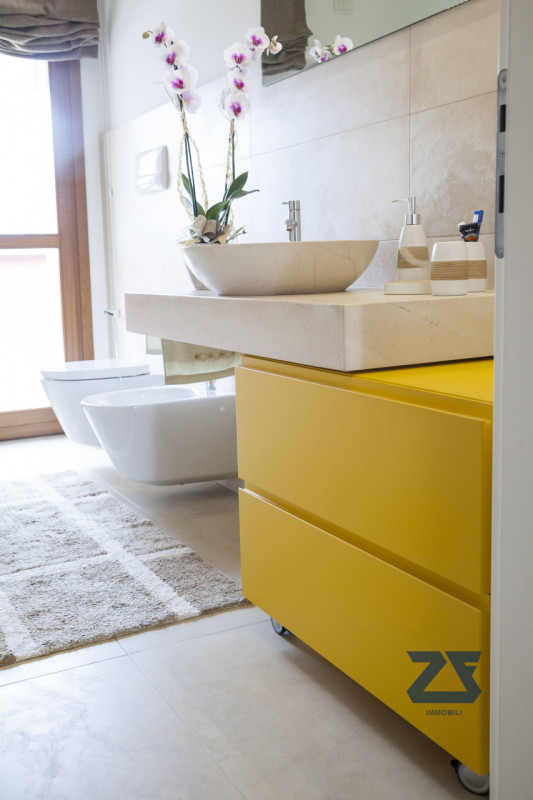 Elegante attico a due passi dal centro storico composto da un'ampia zona giorno luminosa e accogl...