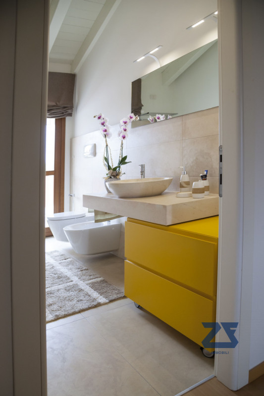 Elegante attico a due passi dal centro storico composto da un'ampia zona giorno luminosa e accogl...