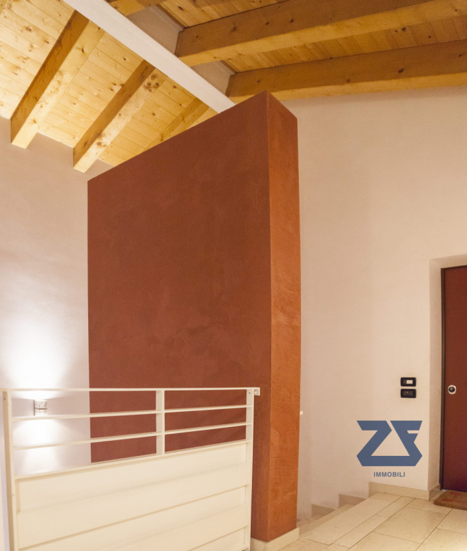 Elegante attico a due passi dal centro storico composto da un'ampia zona giorno luminosa e accogl...