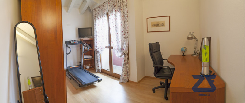 Elegante attico a due passi dal centro storico composto da un'ampia zona giorno luminosa e accogl...