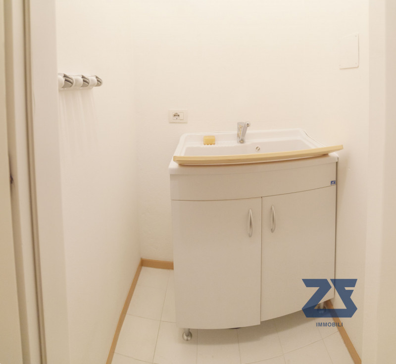 Elegante attico a due passi dal centro storico composto da un'ampia zona giorno luminosa e accogl...