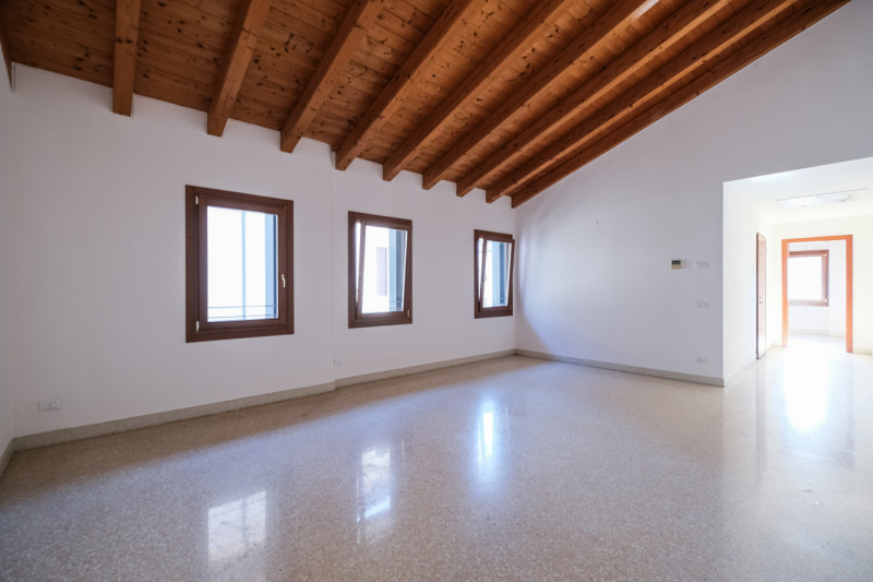 Nel cuore del centro storico di Vicenza, a pochi passi dal Duomo e all’interno della ZTL, proponi...