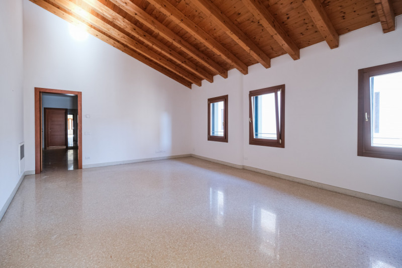 Nel cuore del centro storico di Vicenza, a pochi passi dal Duomo e all’interno della ZTL, proponi...