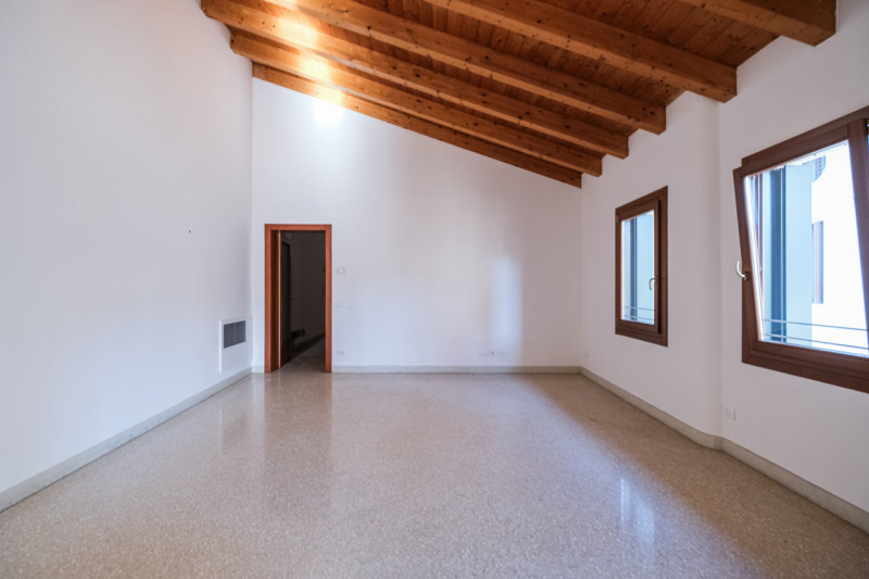 Nel cuore del centro storico di Vicenza, a pochi passi dal Duomo e all’interno della ZTL, proponi...