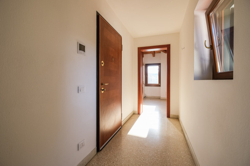 Nel cuore del centro storico di Vicenza, a pochi passi dal Duomo e all’interno della ZTL, proponi...