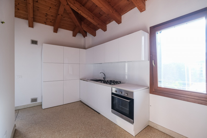 Nel cuore del centro storico di Vicenza, a pochi passi dal Duomo e all’interno della ZTL, proponi...