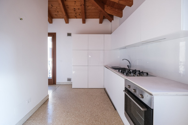 Nel cuore del centro storico di Vicenza, a pochi passi dal Duomo e all’interno della ZTL, proponi...