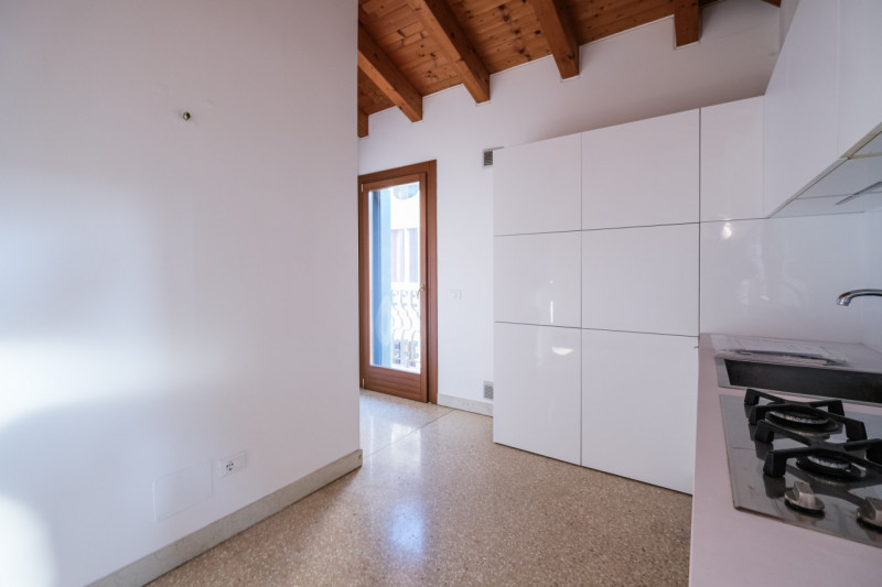 Nel cuore del centro storico di Vicenza, a pochi passi dal Duomo e all’interno della ZTL, proponi...