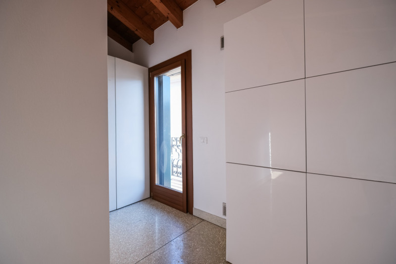 Nel cuore del centro storico di Vicenza, a pochi passi dal Duomo e all’interno della ZTL, proponi...