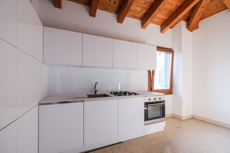 Nel cuore del centro storico di Vicenza, a pochi passi dal Duomo e all’interno della ZTL, proponi...