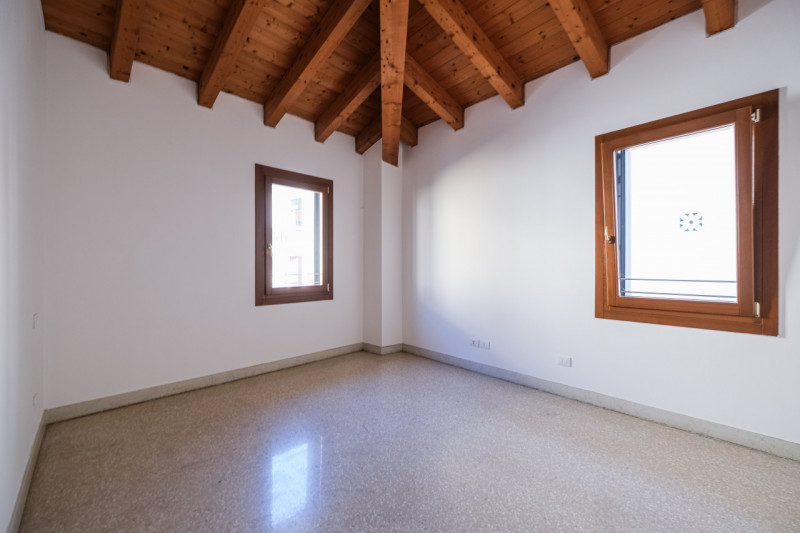 Nel cuore del centro storico di Vicenza, a pochi passi dal Duomo e all’interno della ZTL, proponi...