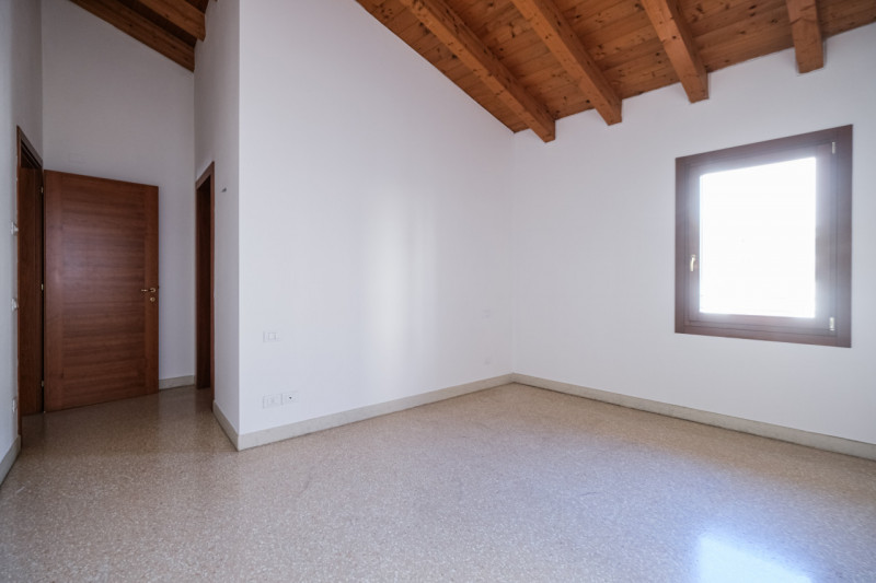 Nel cuore del centro storico di Vicenza, a pochi passi dal Duomo e all’interno della ZTL, proponi...