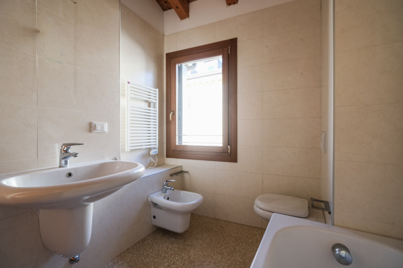 Nel cuore del centro storico di Vicenza, a pochi passi dal Duomo e all’interno della ZTL, proponi...