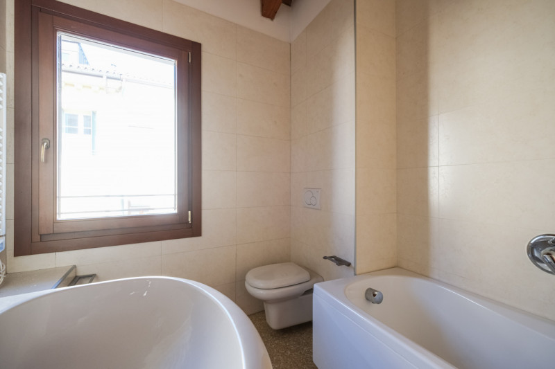 Nel cuore del centro storico di Vicenza, a pochi passi dal Duomo e all’interno della ZTL, proponi...