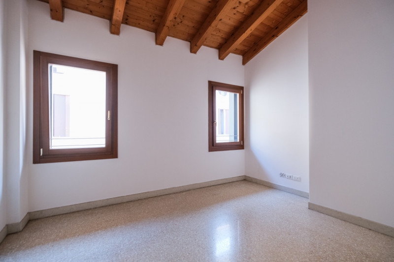 Nel cuore del centro storico di Vicenza, a pochi passi dal Duomo e all’interno della ZTL, proponi...