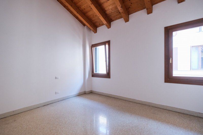 Nel cuore del centro storico di Vicenza, a pochi passi dal Duomo e all’interno della ZTL, proponi...