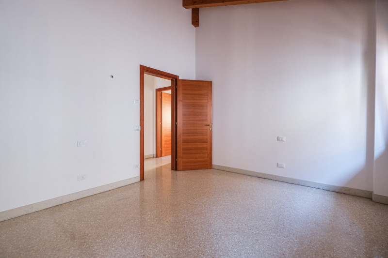 Nel cuore del centro storico di Vicenza, a pochi passi dal Duomo e all’interno della ZTL, proponi...