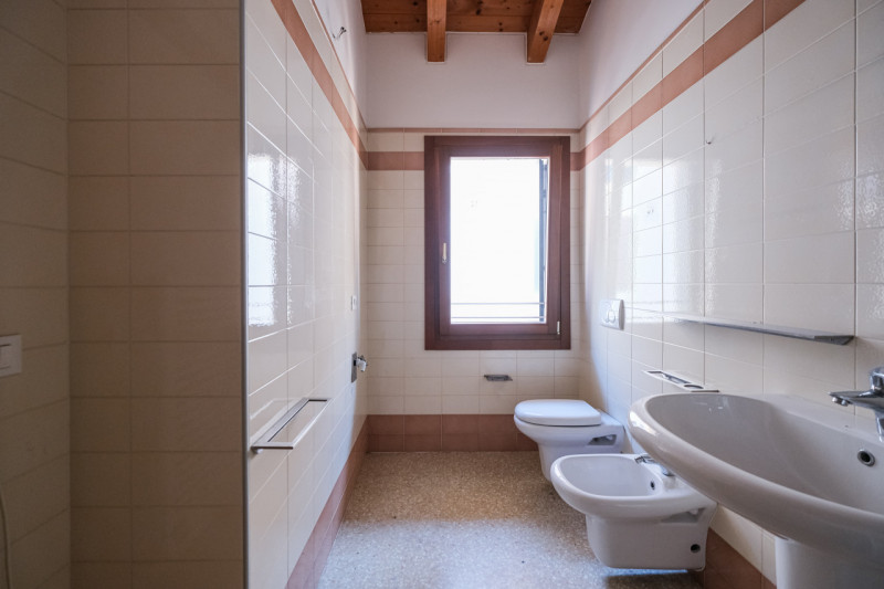 Nel cuore del centro storico di Vicenza, a pochi passi dal Duomo e all’interno della ZTL, proponi...