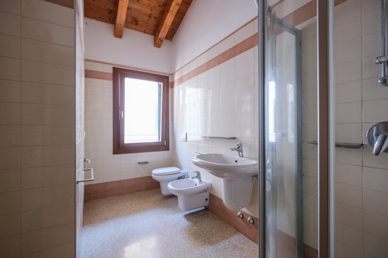 Nel cuore del centro storico di Vicenza, a pochi passi dal Duomo e all’interno della ZTL, proponi...