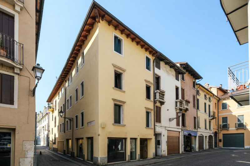 Nel cuore del centro storico di Vicenza, a pochi passi dal Duomo e all’interno della ZTL, proponi...