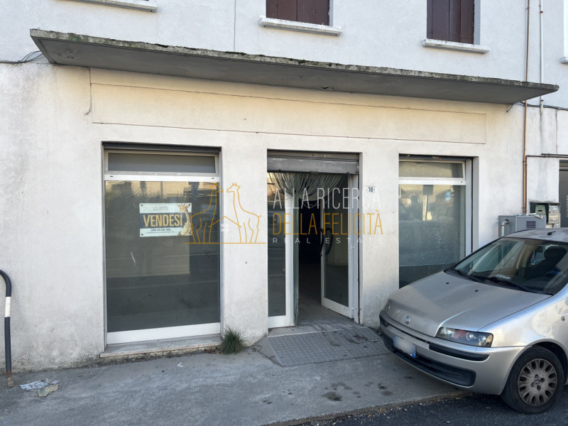 TORREBELVICINO: in zona di forte passaggio, proponiamo NEGOZIO AL PIANO TERRA. Cl. En. G IPE 175,...