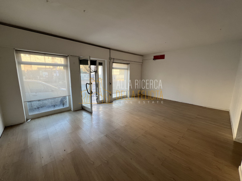 TORREBELVICINO: in zona di forte passaggio, proponiamo NEGOZIO AL PIANO TERRA. Cl. En. G IPE 175,...