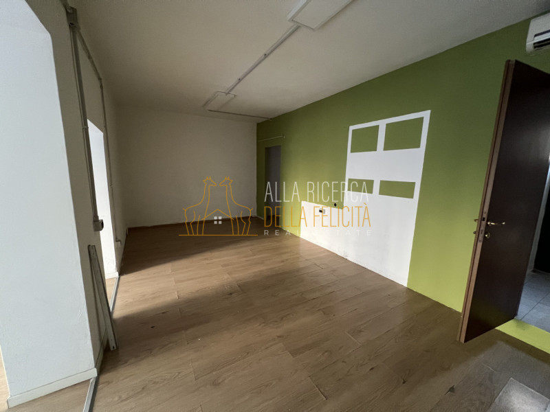 TORREBELVICINO: in zona di forte passaggio, proponiamo NEGOZIO AL PIANO TERRA. Cl. En. G IPE 175,...