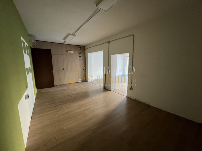 TORREBELVICINO: in zona di forte passaggio, proponiamo NEGOZIO AL PIANO TERRA. Cl. En. G IPE 175,...