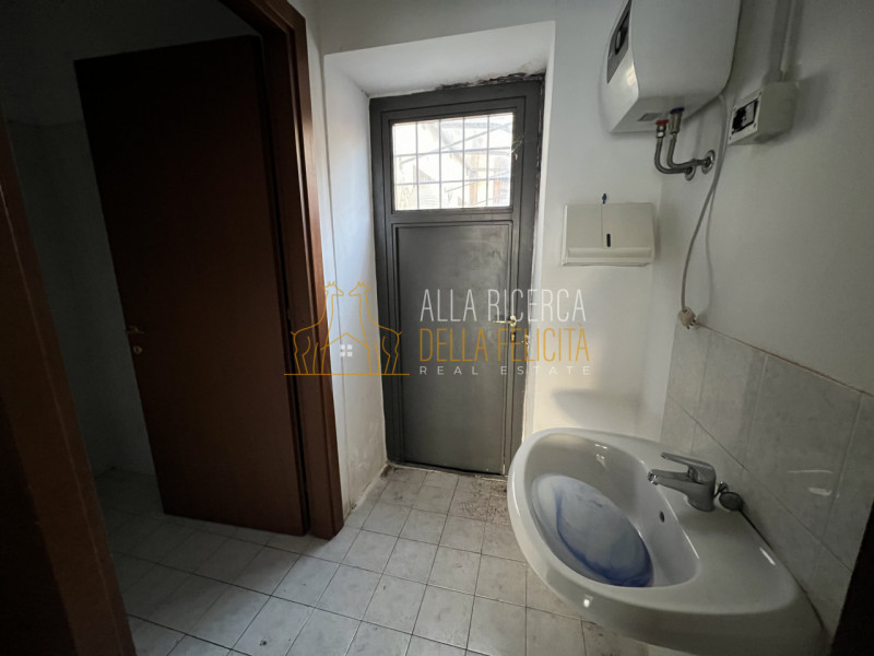 TORREBELVICINO: in zona di forte passaggio, proponiamo NEGOZIO AL PIANO TERRA. Cl. En. G IPE 175,...