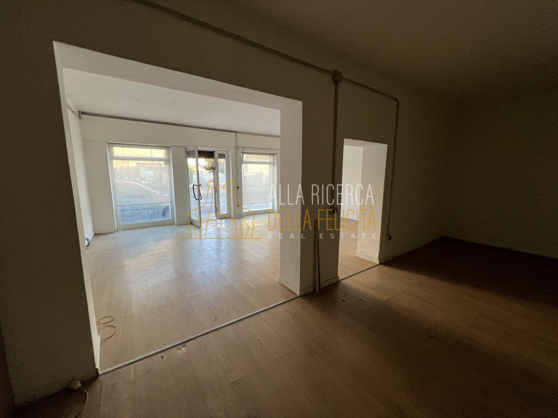 TORREBELVICINO: in zona di forte passaggio, proponiamo NEGOZIO AL PIANO TERRA. Cl. En. G IPE 175,...