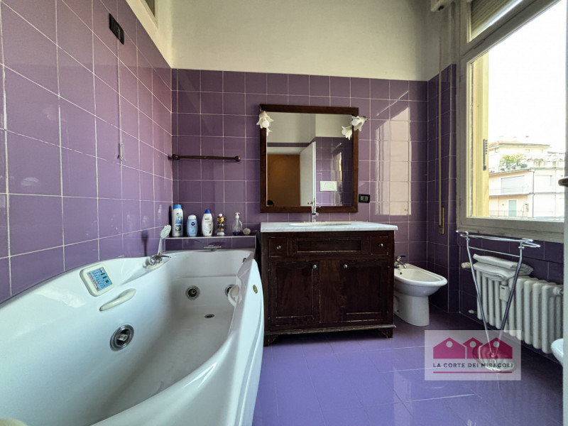 VIALE ROMA: TRICAMERE ARREDATO IN CENTRO STORICO. RICHIESTA EURO 1.200 + SPESE CONDOMINIALI RIF. ...