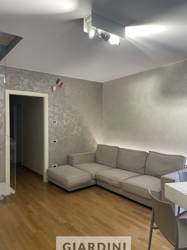 Scopri un'eleganza senza tempo in questo splendido appartamento trilocale situato al secondo pian...