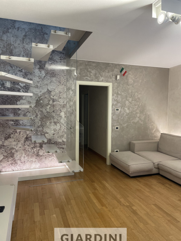 Scopri un'eleganza senza tempo in questo splendido appartamento trilocale situato al secondo pian...