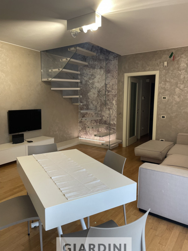 Scopri un'eleganza senza tempo in questo splendido appartamento trilocale situato al secondo pian...