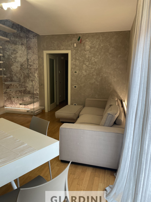 Scopri un'eleganza senza tempo in questo splendido appartamento trilocale situato al secondo pian...