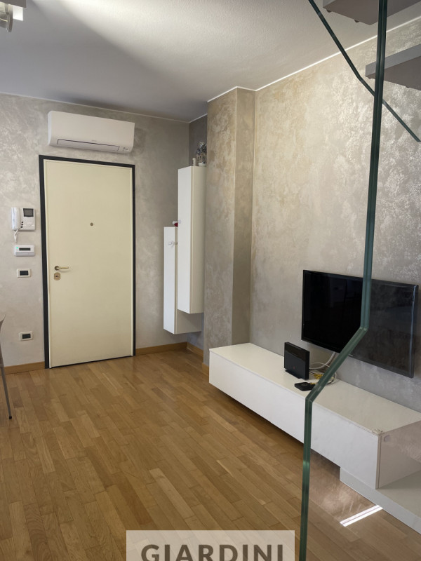 Scopri un'eleganza senza tempo in questo splendido appartamento trilocale situato al secondo pian...